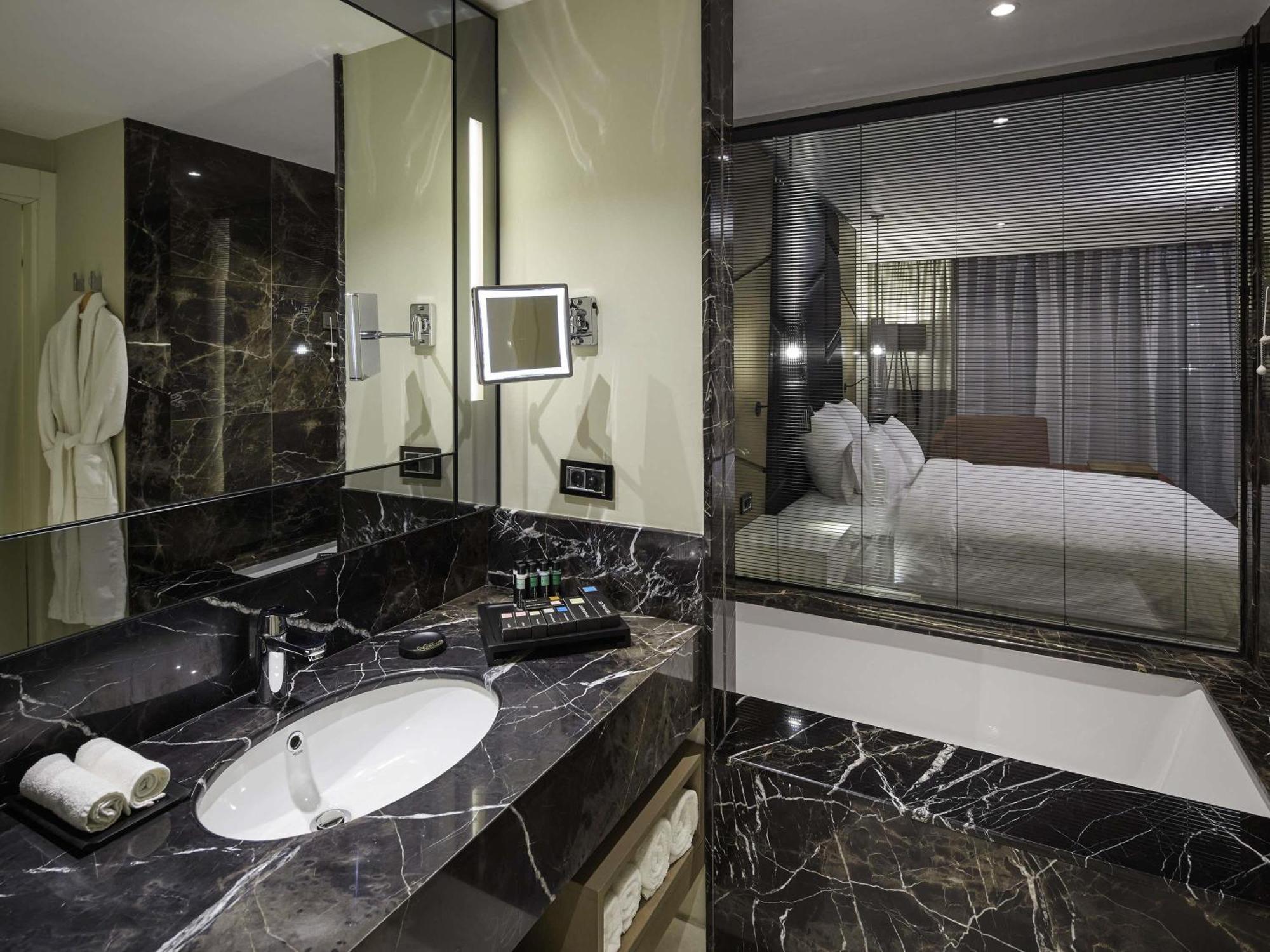 Deluxe Room with King Bed - City View,1731462450:JPEG